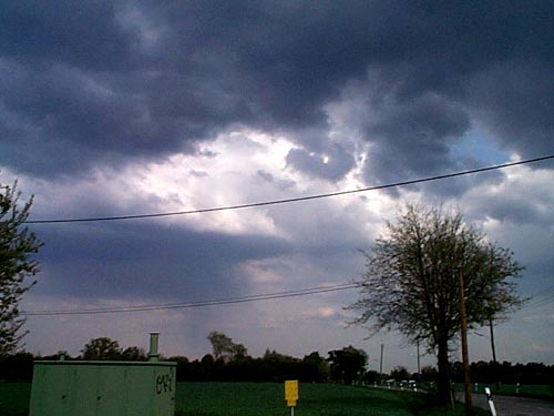 Dunkle Wolkenbasis mit beginnendem Niederschlag