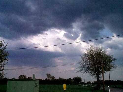 Dunkle Wolkenbasis mit beginnendem Niederschlag