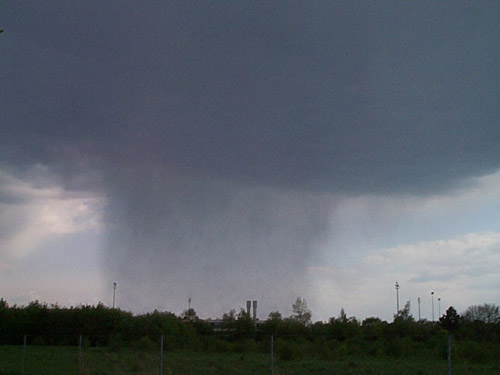 Starkregen aus kompakten Cumulonimbus-Wolken