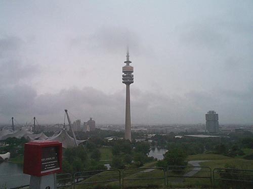 Olympiaturm in Wolken