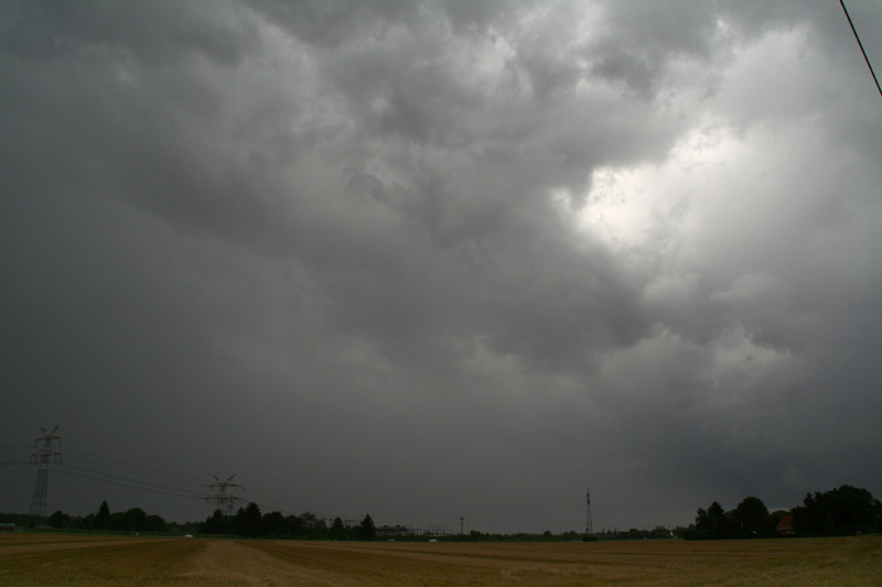 Nach Osten abziehendes Gewitter mit Donnergrollen