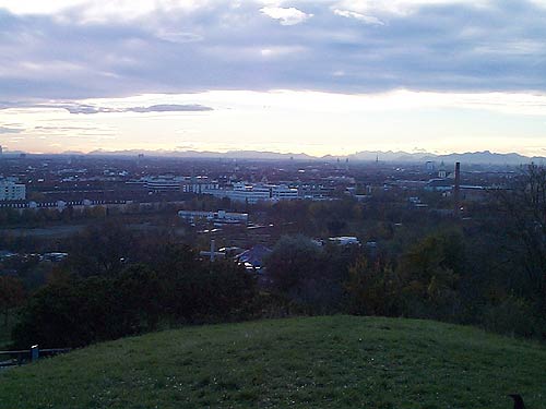 Mnchner City mit Bergpanorama