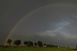 Durchgehender Regenbogen an der Gewitterrckseite