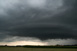 Wolkenfetzen werden nach oben gezogen