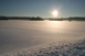 Tiefstehende Sonne ber glitzernder Schneedecke