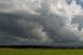 An der Rckseite bildet sich eine schrgstehende Funnelcloud