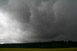 Die Wolkenfront zieht rasch von Nord nach Sd, kurz darauf Hagel bis 1 cm Korngre