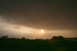 Tiefstehende Sonne hinter der Gewitterzelle