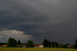 Leichte Rotation an der Wolkenbasis erkennbar, kurz darauf Starkregen und Hagel