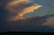 Von Westsdwest herannahendes Gewitter in der Abenddmmerung - ein hochfliegendes Flugzeug macht einen weiten Bogen um die Gewitterzelle