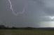 In Richtung Osten abziehendes Gewitter mit Blitzentladung